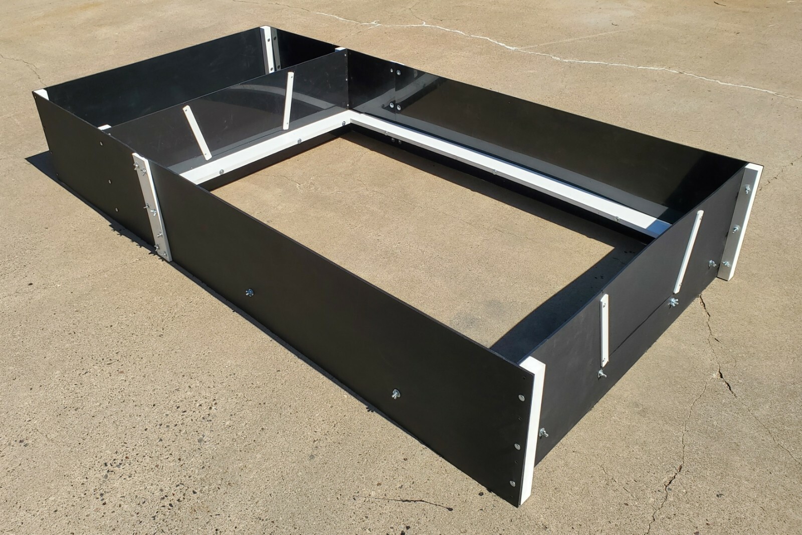 Medium Whelping Box w/safety pig rails, liner & potty area 42×56 FREE S & H
