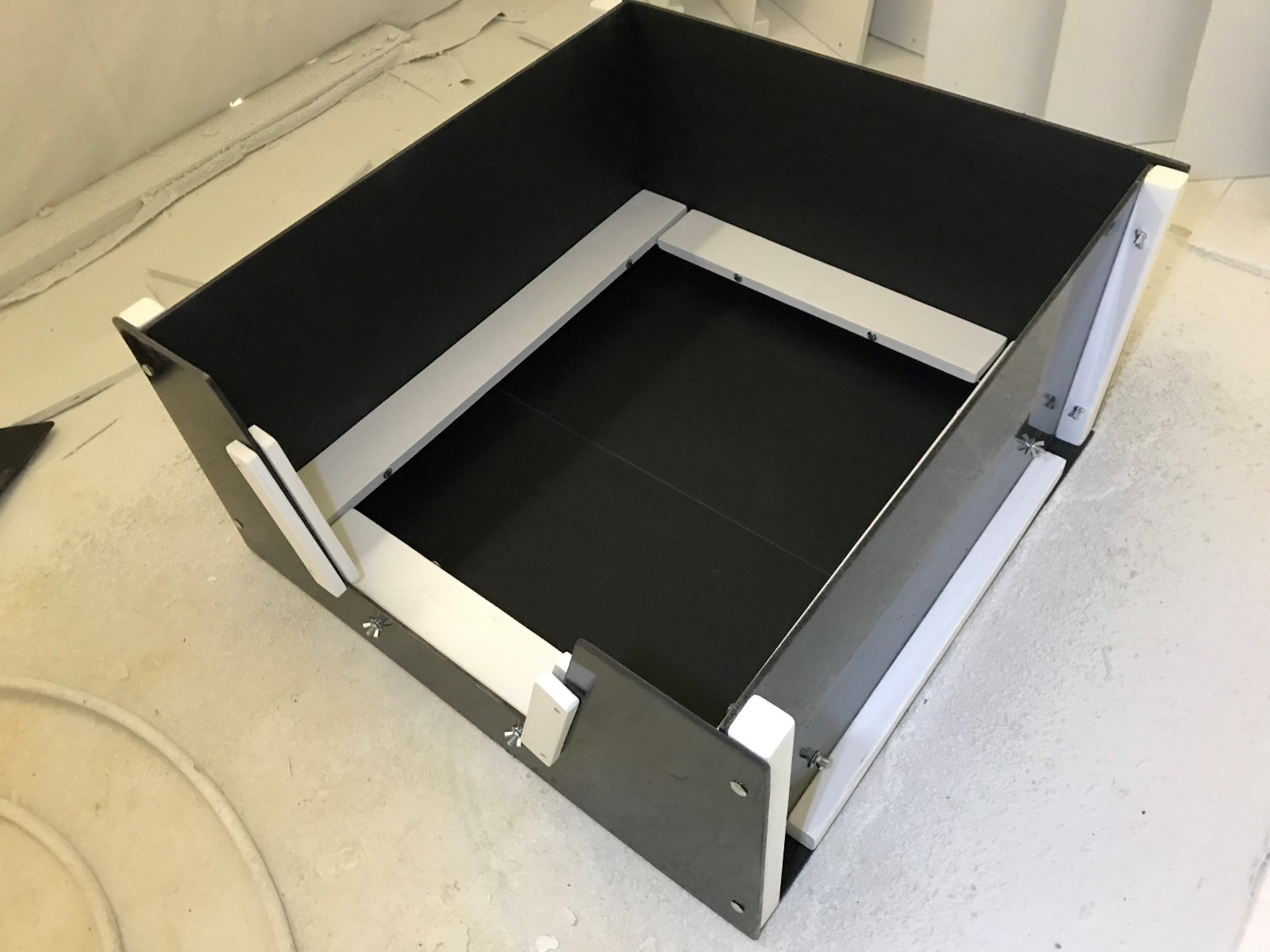 HEAVY DUTY PLASTIC Whelping Box MEDIUM 40″x40″ w/FLOOR+RAILS Dog,Puppy,Pen